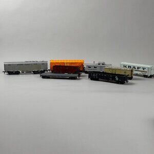 Vintage HO Scale 8 Train Cars Lot W/ Box Cars Caboose & Hopper Mixed Cars